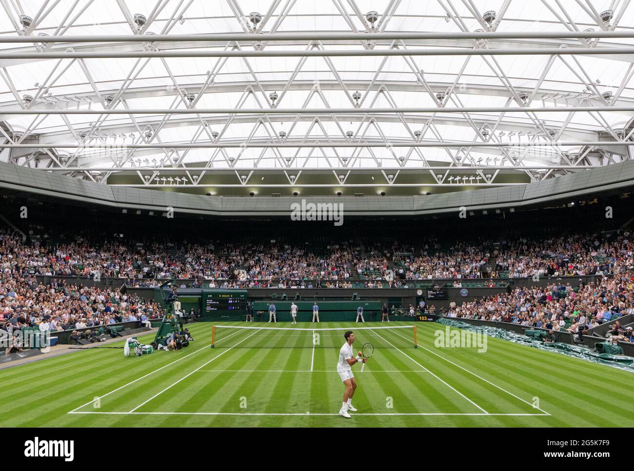 Novak Djokovic celebra un punto contro Jack Draper nel primo round dei Gentlemen's Singles sul Centre Court il giorno uno di Wimbledon presso l'All England Lawn Tennis and Croquet Club di Wimbledon. Data immagine: Lunedì 28 giugno 2021. Foto Stock