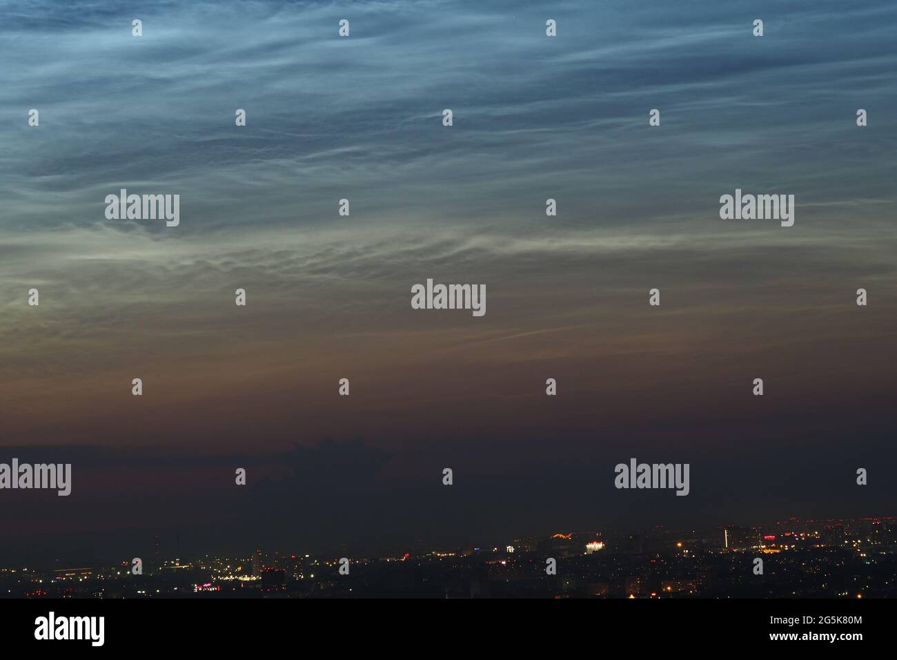 Nubi noctilucenti nel cielo notturno sulla città splendido sfondo naturale. Foto Stock