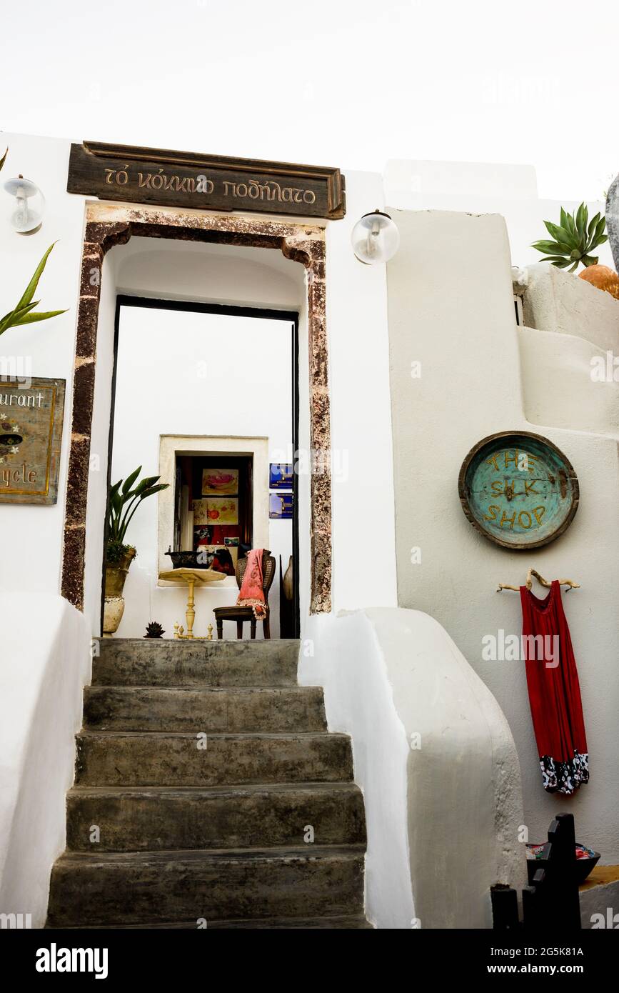 L'ingresso all'aperto sull'isola greca di Santorini porta a beni di lusso nell'elegante cittadina di Oia. Foto Stock