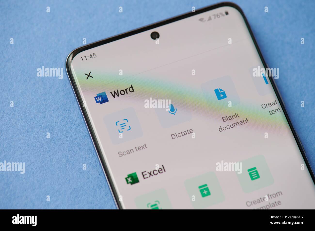 New york, USA - Giugno 28 2021: Prodotti Microsoft Office Word ed excel sullo schermo dello smartphone primo piano Foto Stock
