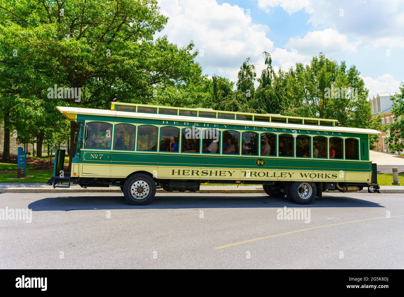 Hershey, PA, USA – 27 giugno 2021: Il tram Hershey si avvicina alla Founders Hall della Milton Hershey School. Foto Stock