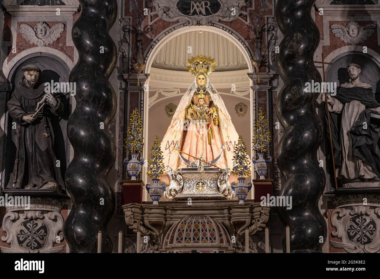 Cadice, Spagna - 16 giugno 2021: Immagine della Madonna incoronata, patrona vergine di Cadice nell'altare maggiore e pala d'altare del convento di nostra Signora del Rosario Foto Stock