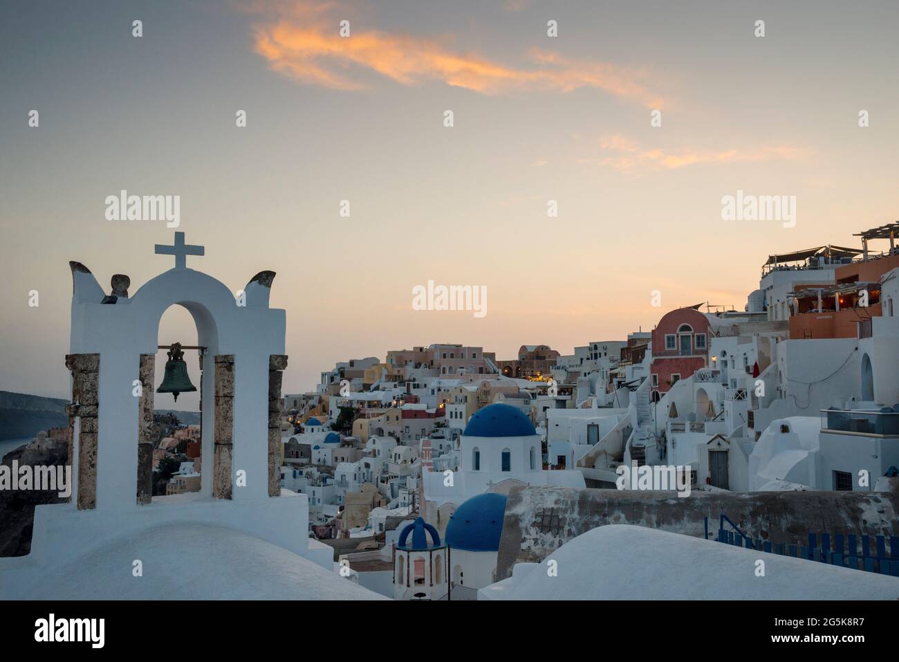 Case in stile architettonico delle Cicladi dell'isola di Santorini, Grecia. Foto Stock