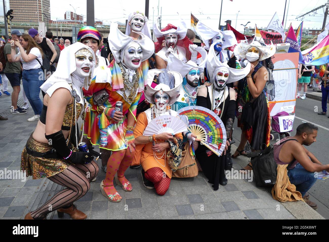 Le Suore dell'Indulgenza perpetua posano per una foto durante la marcia gay Pride a Parigi. Migliaia di membri LGBT e i loro sostenitori hanno partecipato alla marcia gay Pride a Parigi per celebrare il mese dell'orgoglio. (Foto di Gregory Herpe / SOPA Images/Sipa USA) Foto Stock