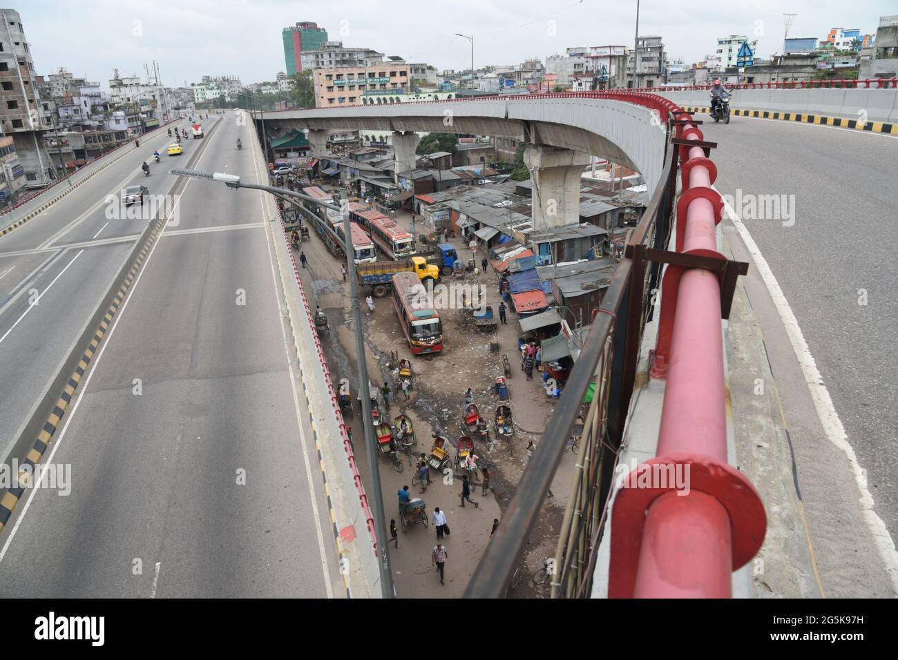 Una vista della strada di passaggio vuota dopo che le autorità del Bangladesh hanno ordinato un nuovo blocco per contenere la diffusione del Coronavirus Covid-19 a Dhaka, Banglades Foto Stock