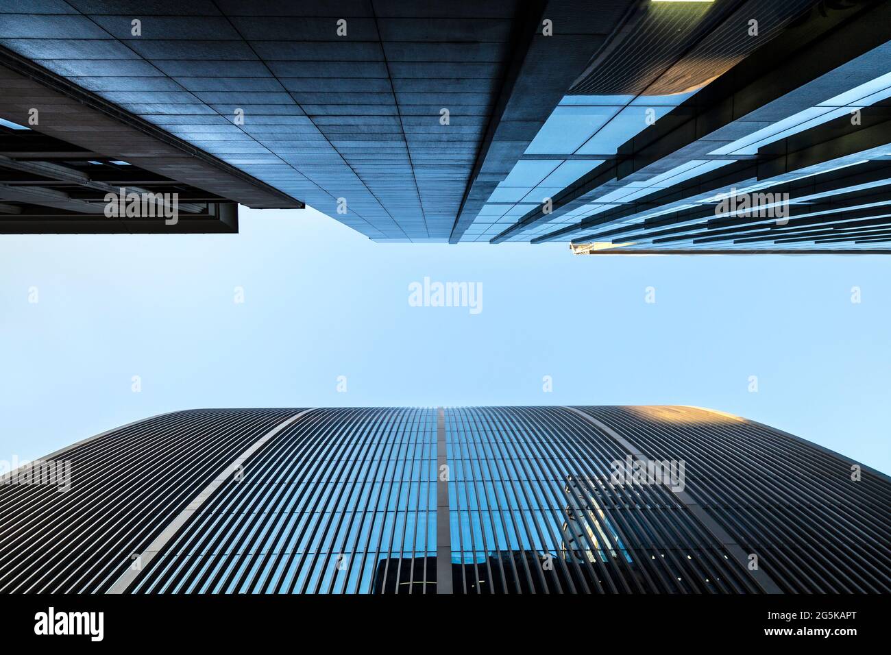 Facciata curva del 70 St Mary Axe (lattina di Ham) e 6 edifici Bevis Marks lungo Bevis Marks Street nella città di Londra, Regno Unito Foto Stock