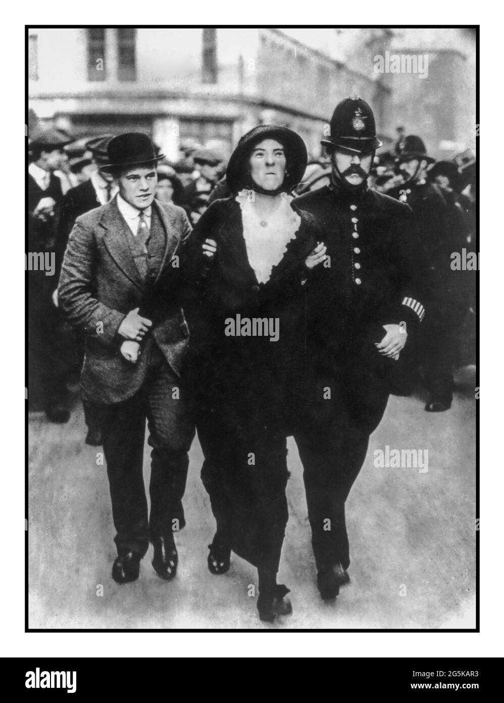 Arresto di Suffragette Londra 1913 Suffragettes - Londra - arresto di Suffragette - ottobre 1913 Riepilogo poliziotti e stendibiancheria da donna scorta. Creato / pubblicato il 1913 ottobre Foto Stock