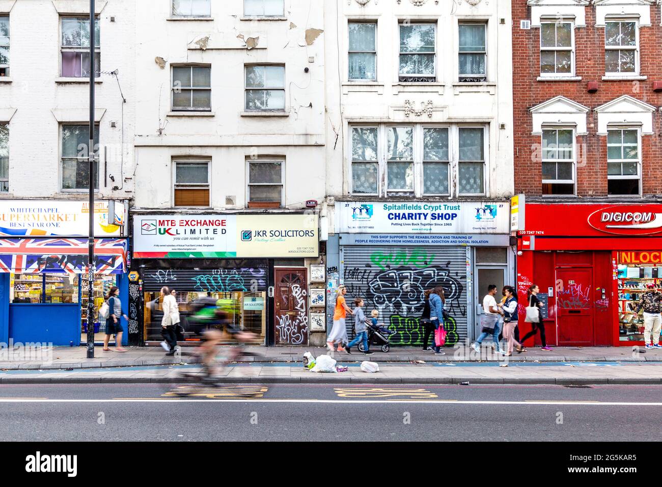Corri lungo i negozi Whitechapel Road tra Aldgate e Whitechapel, East London, Regno Unito Foto Stock