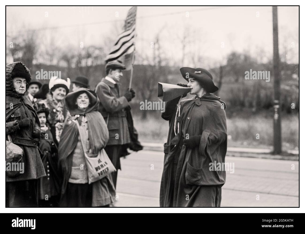 SUFFRAGETTES USA Gen. Jones' 'FORWARD'--suffragettes USA Rosalie Gardiner Jones (24 febbraio 1883 – 12 gennaio 1978) è stata una suffragetta statunitense. Prese i "Pankhurst" come modelli di comportamento e dopo aver sentito parlare delle "donne marroni" organizzò delle marce per attirare l'attenzione sulla causa del suffragio. Era conosciuta come "generale Jones" a causa del suo seguito. Creato / pubblicato [tra ca. 1910 e ca. 1915] visto qui motivare i suoi seguaci con un megafono fatto a mano. America USA Foto Stock