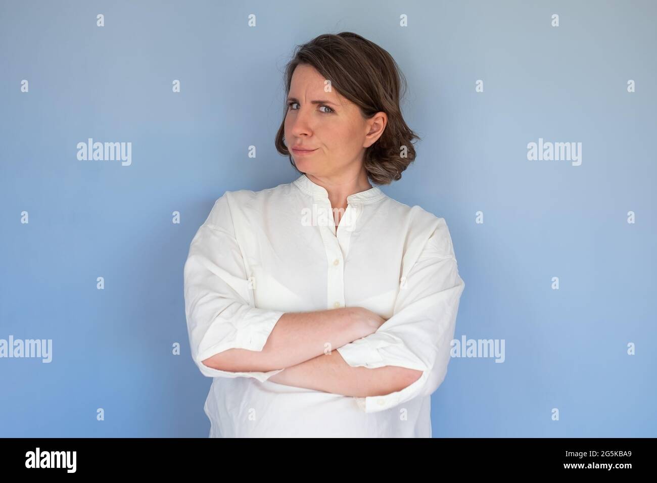 Donna caucasica con sfiducia frown confuso emozione facciale. Foto Stock