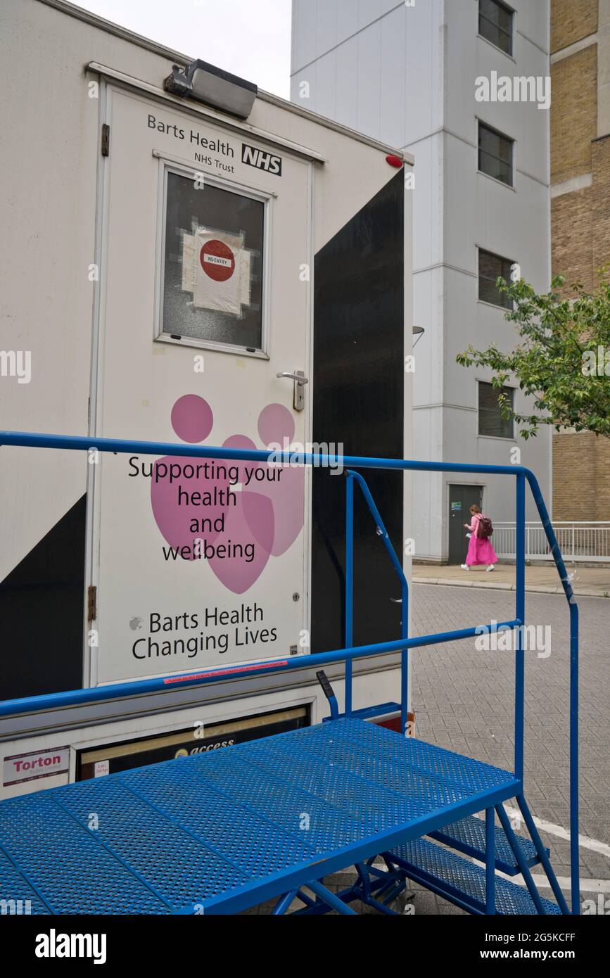 Unità di emergenza esterna dal Royal London Hospital e Barts Health NHS Trust a Whitechapel, Londra, Inghilterra, Regno Unito Foto Stock