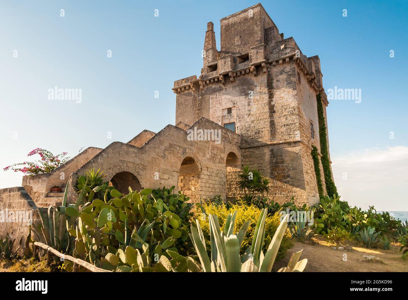 Veduta della storica torre di fortificazione - Torre Colimena in villaggio Manduria, provincia di Taranto, Puglia, Italia Foto Stock