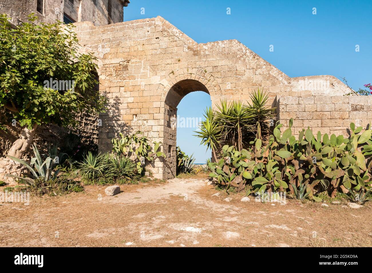 Veduta della storica torre di fortificazione - Torre Colimena in villaggio Manduria, provincia di Taranto, Puglia, Italia Foto Stock