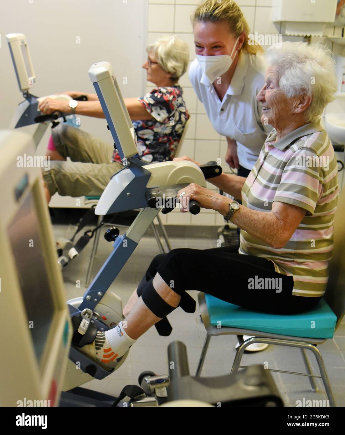 28 giugno 2021, Sassonia, Bad Düben: Johanna Quaas, di 95 anni, di Halle/Saale, è curata dalla fisioterapista Jana Schmidt su un allenatore al Mediclin Reha Center nel Waldkrankenhaus Bad Düben. Hannchen', che è elencato nel Guinnes Book of Records come il più vecchio ginnasta competitiva attiva del mondo, è caduto mentre cavalcava la sua bicicletta e ha dovuto subire un intervento chirurgico dopo aver subito una frattura del collo del femore. Dopo una cura di riabilitazione di tre settimane, ora si sente di nuovo in forma come un fiddle. Come precauzione, il cittadino anziano vivo ancora usa un rolator per camminare, ma lei pl Foto Stock