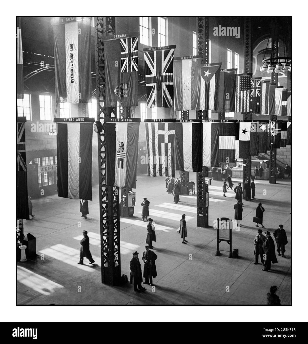 UNION STATION WW2 ALLIED FLAGS CONCOURSE Archivio Propaganda Chicago Illinois. Union Station Concourse durante la seconda guerra mondiale con Bandiere caratterizzato degli Alleati e il mondo libero seconda guerra mondiale Jack Delano fotografo 1943 Gen.- Stati Uniti--Illinois--Cook County--Chicago USA Foto Stock