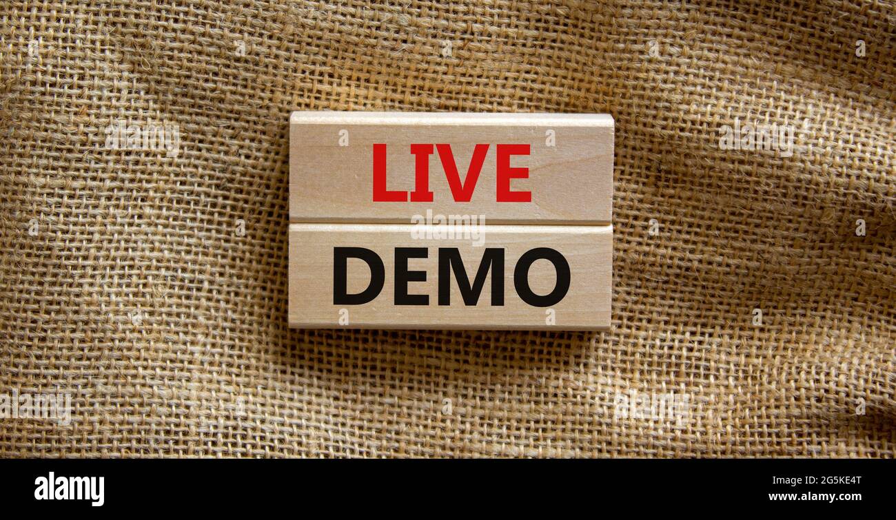 Simbolo della demo dal vivo. Parole concettuali "Live demo" su blocchi di legno su uno sfondo di tela. Spazio di copia. Business e demo dal vivo. Foto Stock