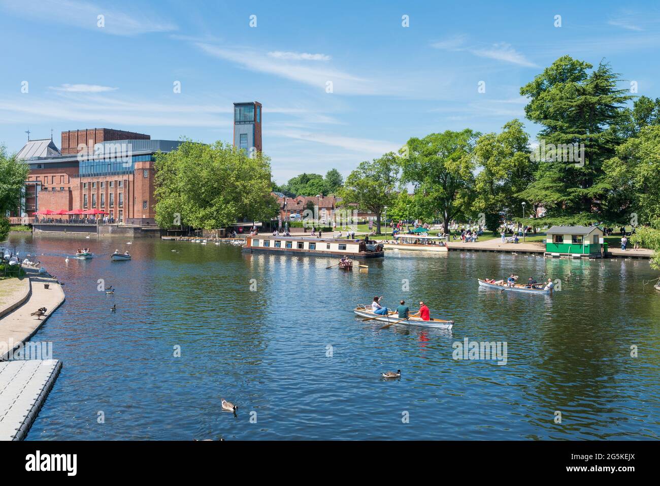 Il Royal Shakespeare Theatre accanto al fiume Avon a Stratford-upon-Avon, Warwickshire Foto Stock