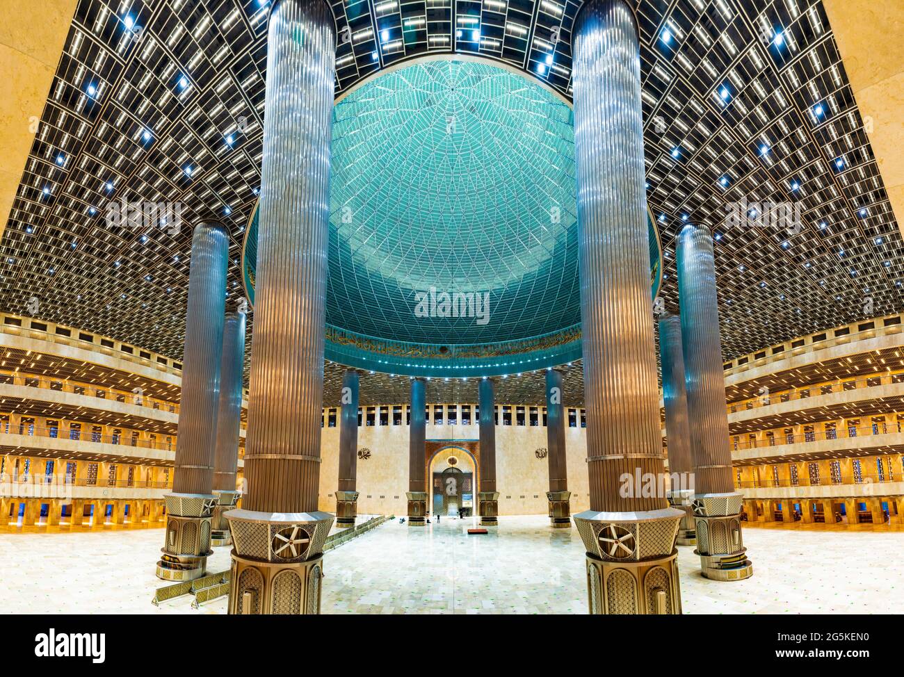 Giacarta, Indonesia - CIRCA giugno 2021: Interno della nuova Moschea Istiqlal di Giacarta, dopo la ristrutturazione nel 2020 Foto Stock