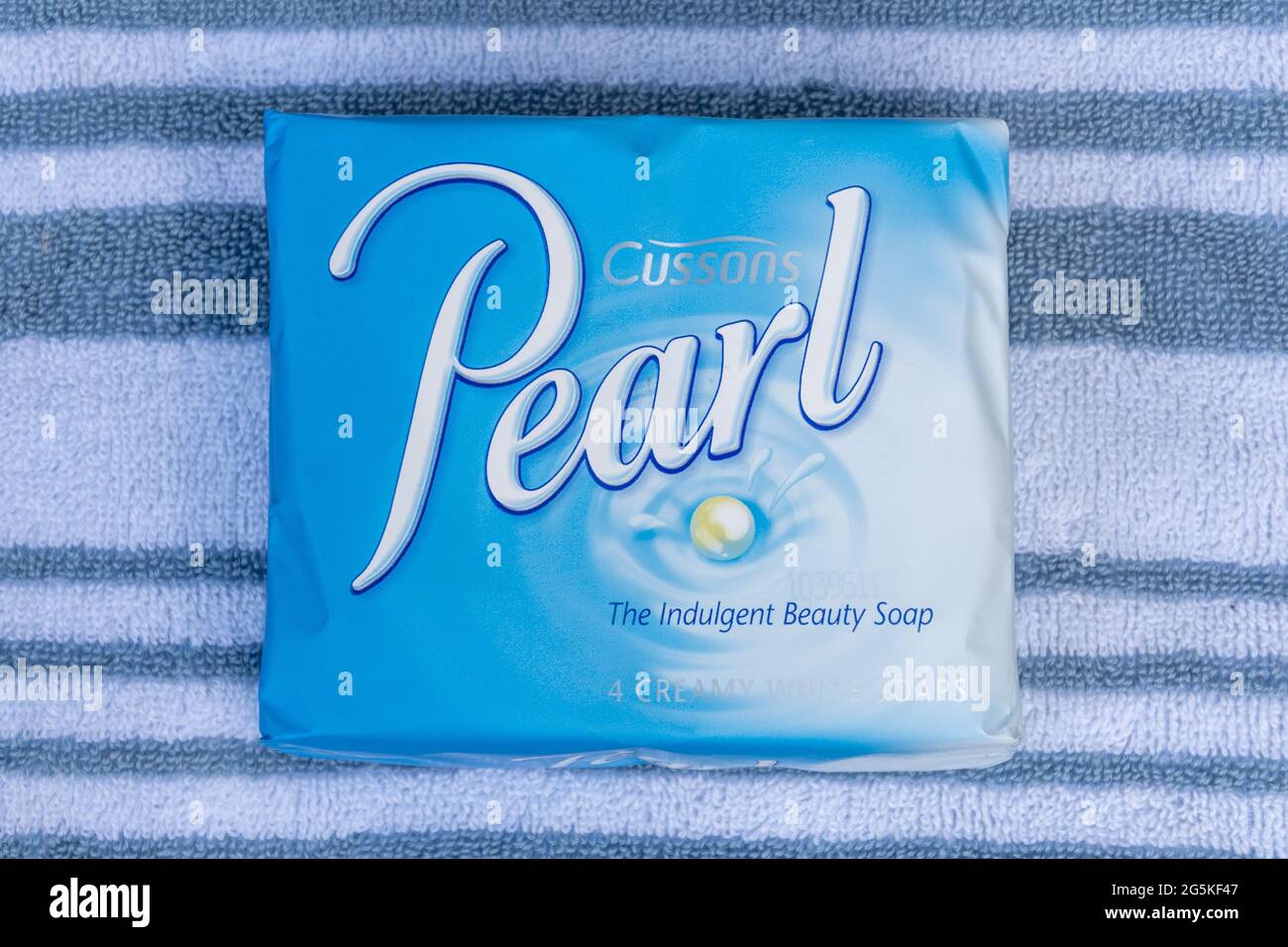 Sapone perlato, pacchetto di saponette bianche cremose di Cussons su un asciugamano da bagno Foto Stock