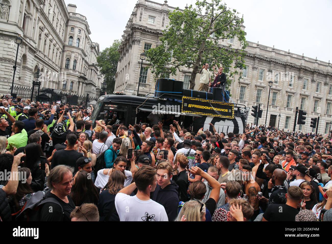 LONDRA, INGHILTERRA, 27 2021 GIUGNO, Save our Scene protesta fuori Downing Street a Whitehall, Londra centrale, la protesta è quella di evidenziare la mancanza di finanziamenti che l'industria musicale ha ricevuto nel Covid-19 Pandemic Credit: Lucy North/Alamy Live News Foto Stock