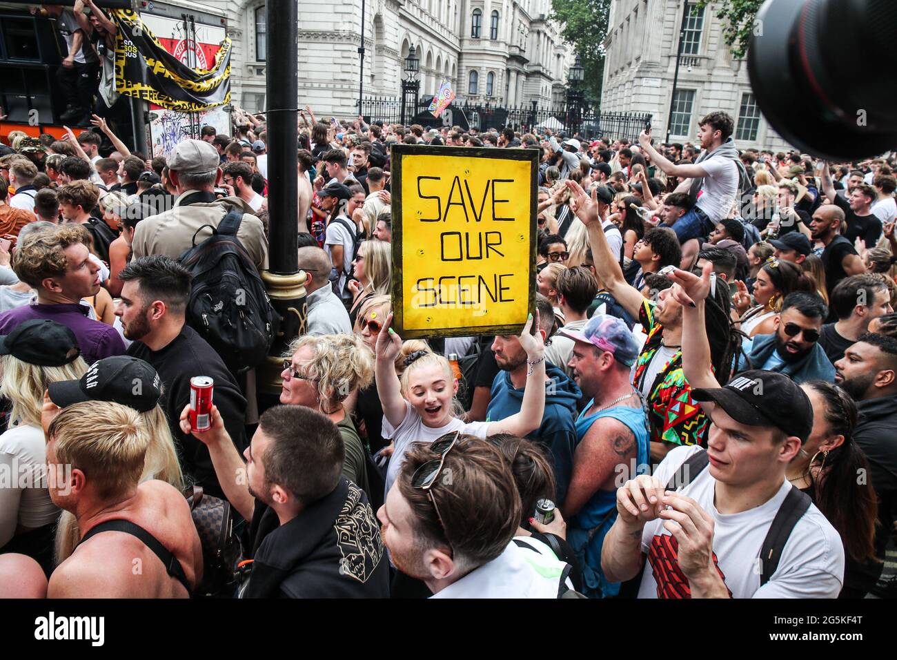 LONDRA, INGHILTERRA, 27 2021 GIUGNO, Save our Scene protesta fuori Downing Street a Whitehall, Londra centrale, la protesta è quella di evidenziare la mancanza di finanziamenti che l'industria musicale ha ricevuto nel Covid-19 Pandemic Credit: Lucy North/Alamy Live News Foto Stock
