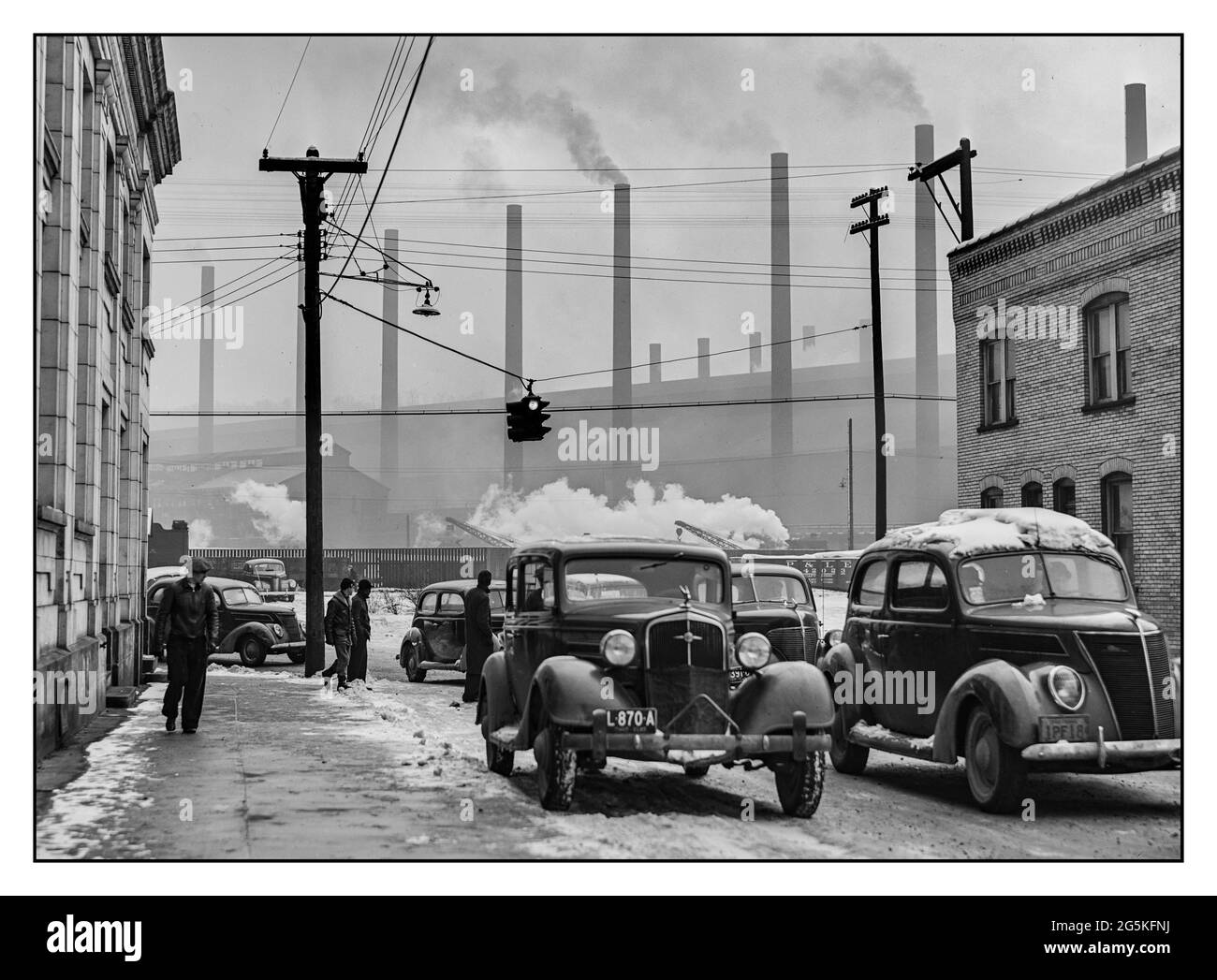 1940's USA Steel Industry Pennsylvania America Cars e acciaierie che lasciano il mulino a Midland, Pennsylvania Jack Delano, fotografo, che lavora come dipendente del governo degli Stati Uniti 1940 gennaio. Stati Uniti--Pennsylvania--Contea di Beaver--Midland Stati Uniti Farm Security Administration/ Office of War Information Black & White USA Foto Stock