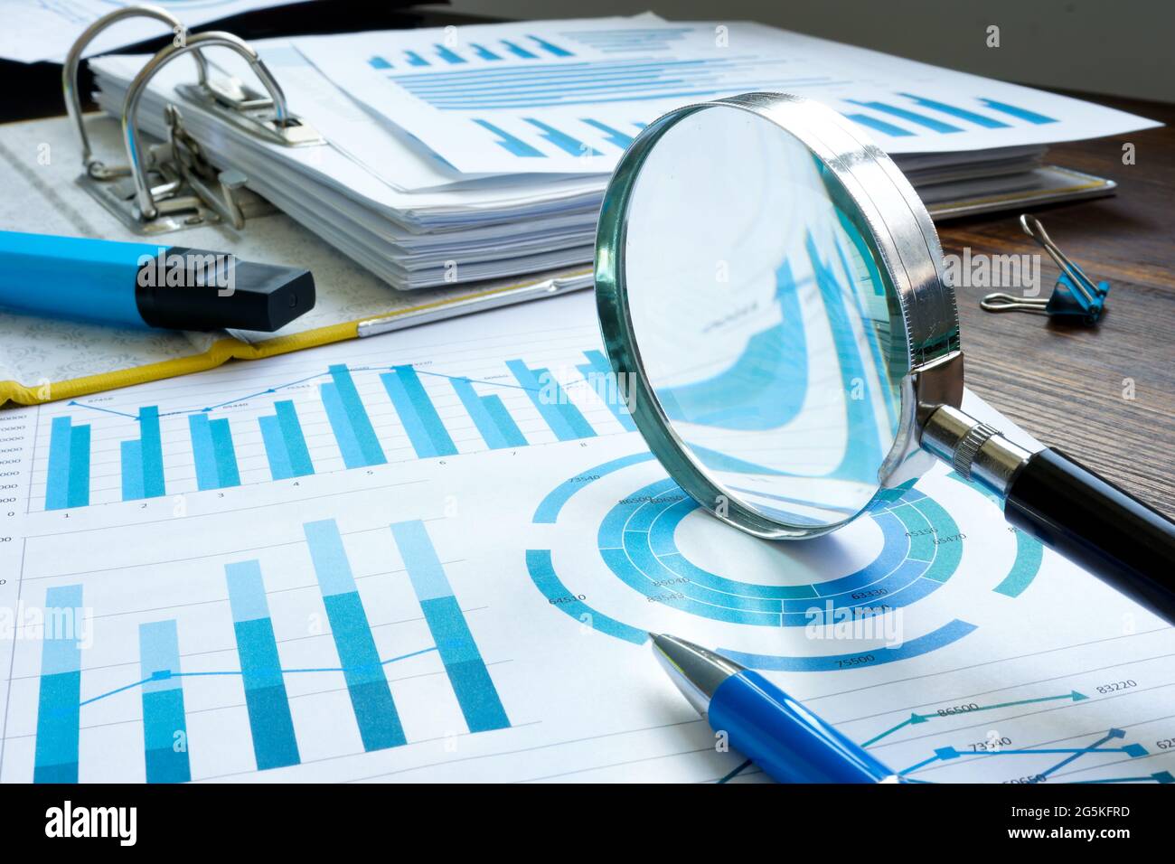 Audit interno con lente di ingrandimento e dati finanziari e relazione. Foto Stock