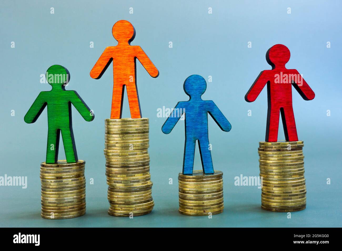 Parità di retribuzione per un concetto di pari lavoro. Figure e monete. Foto Stock