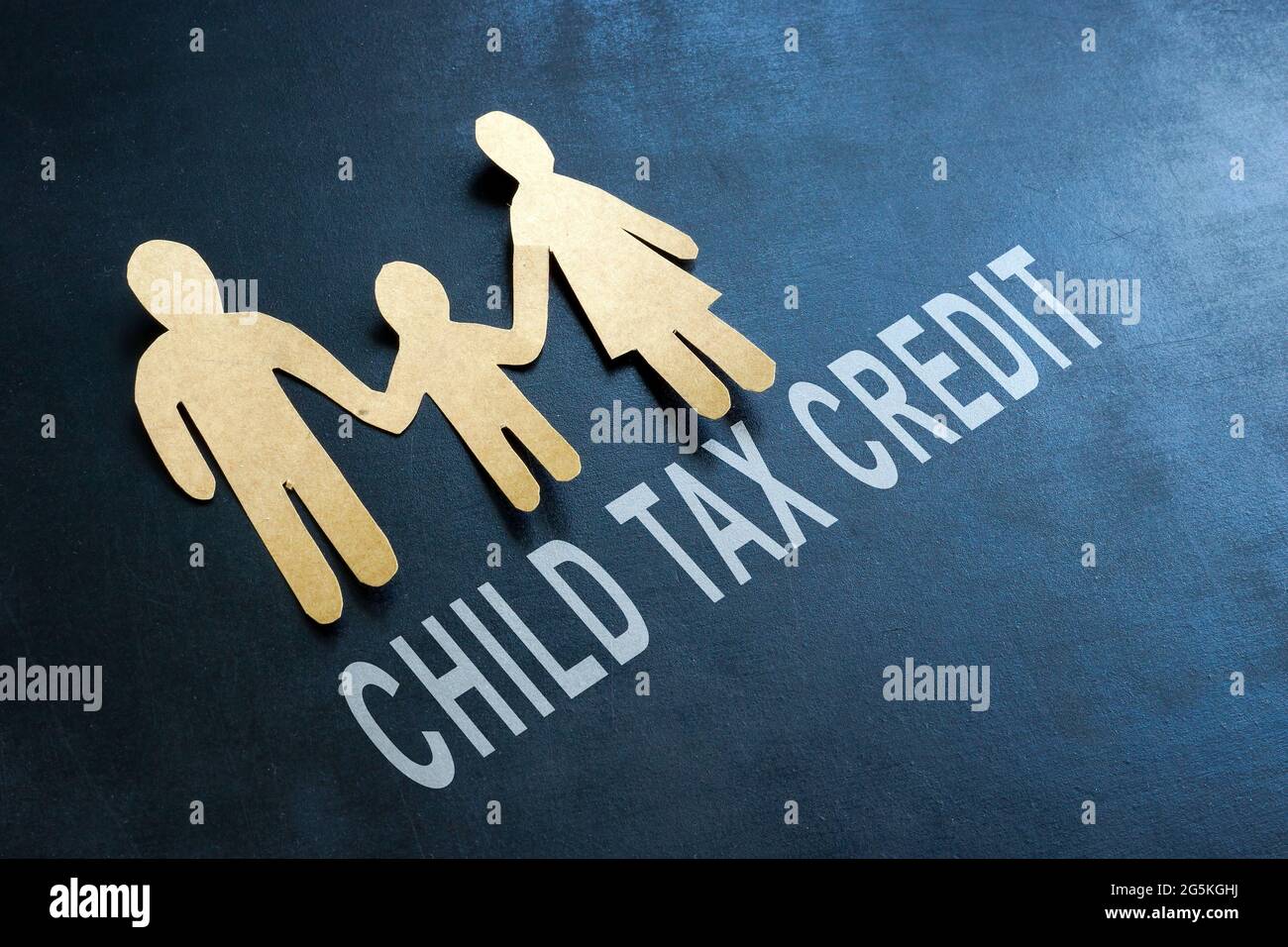 Carta famiglia e parole credito d'imposta sui bambini sulla lavagna. Foto Stock