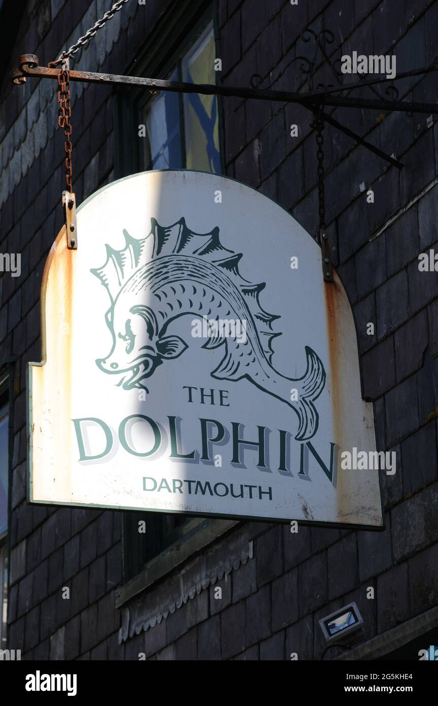 Il cartello del pub appeso fuori del Dolphin Inn nella città di Dartmouth del Devon. Foto Stock