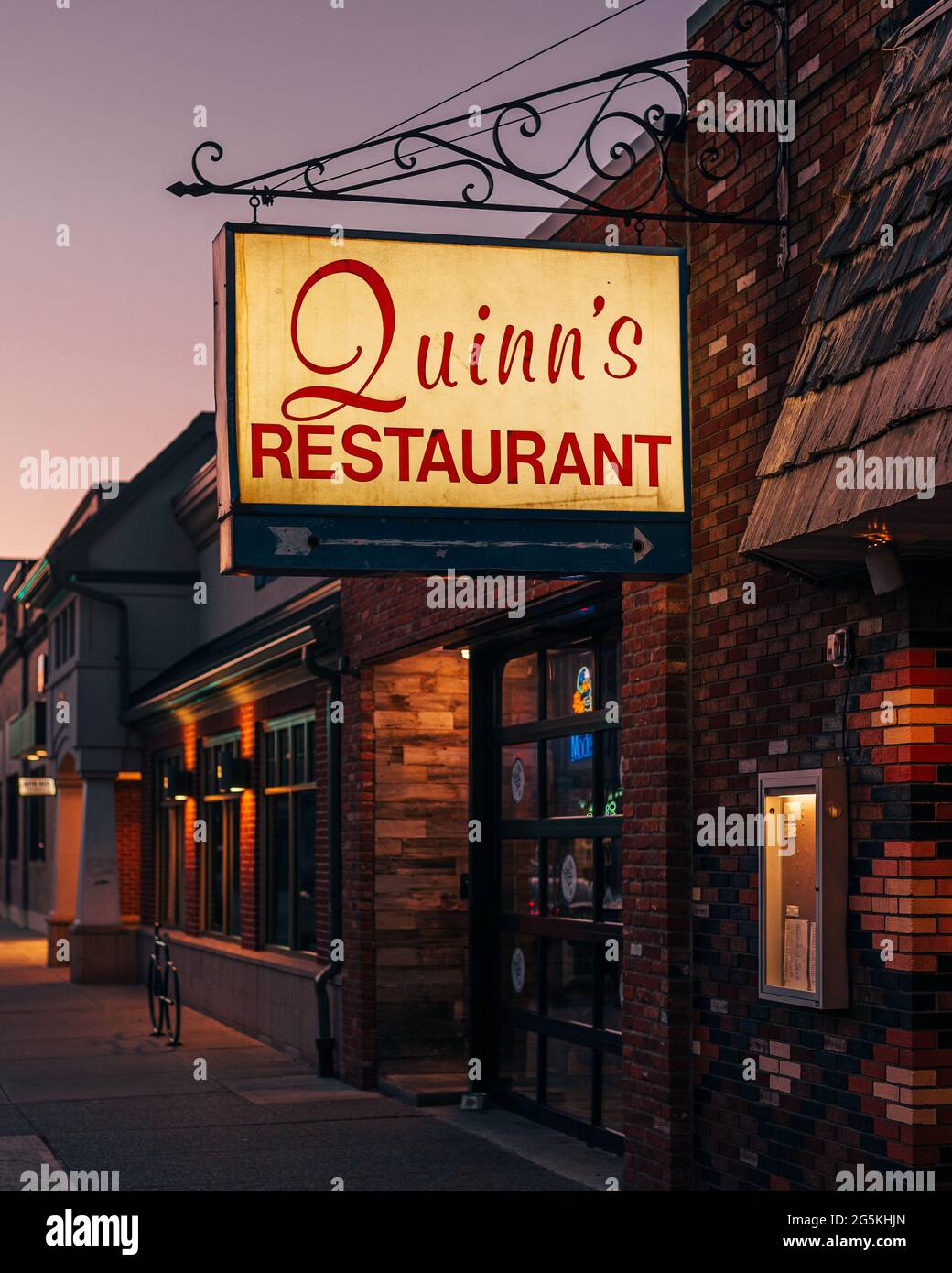 Il cartello del Ristorante Quinns al tramonto, a Beacon, la Hudson Valley, New York Foto Stock