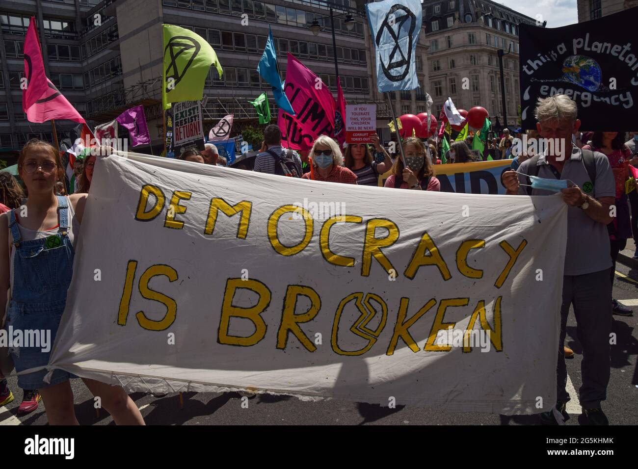 Londra, Regno Unito. 26 giugno 2021. Manifestanti su Regent Street. Diverse proteste hanno avuto luogo nella capitale, come pro-Palestina, Black Lives Matter, Kill the Bill, Extinction Rebellion, I dimostranti anti anti anti anti-Tory, e vari altri gruppi hanno marciato attraverso il centro di Londra. Foto Stock