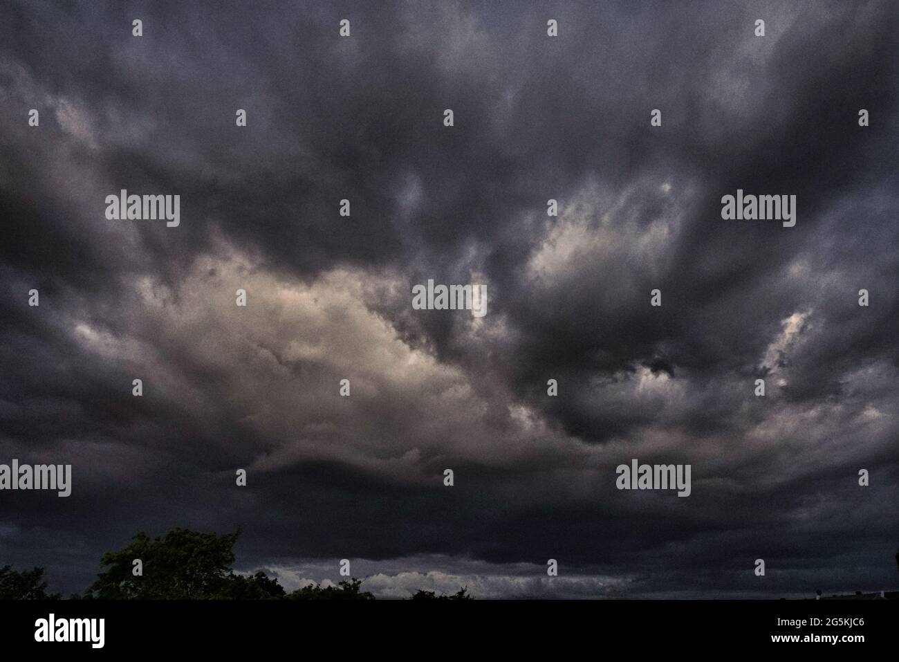 Montreal,Quebec,Canada,June 23, 2021.Storm davanti che si muove sull'entroterra.:Mario Beauregard/Alamy News Foto Stock