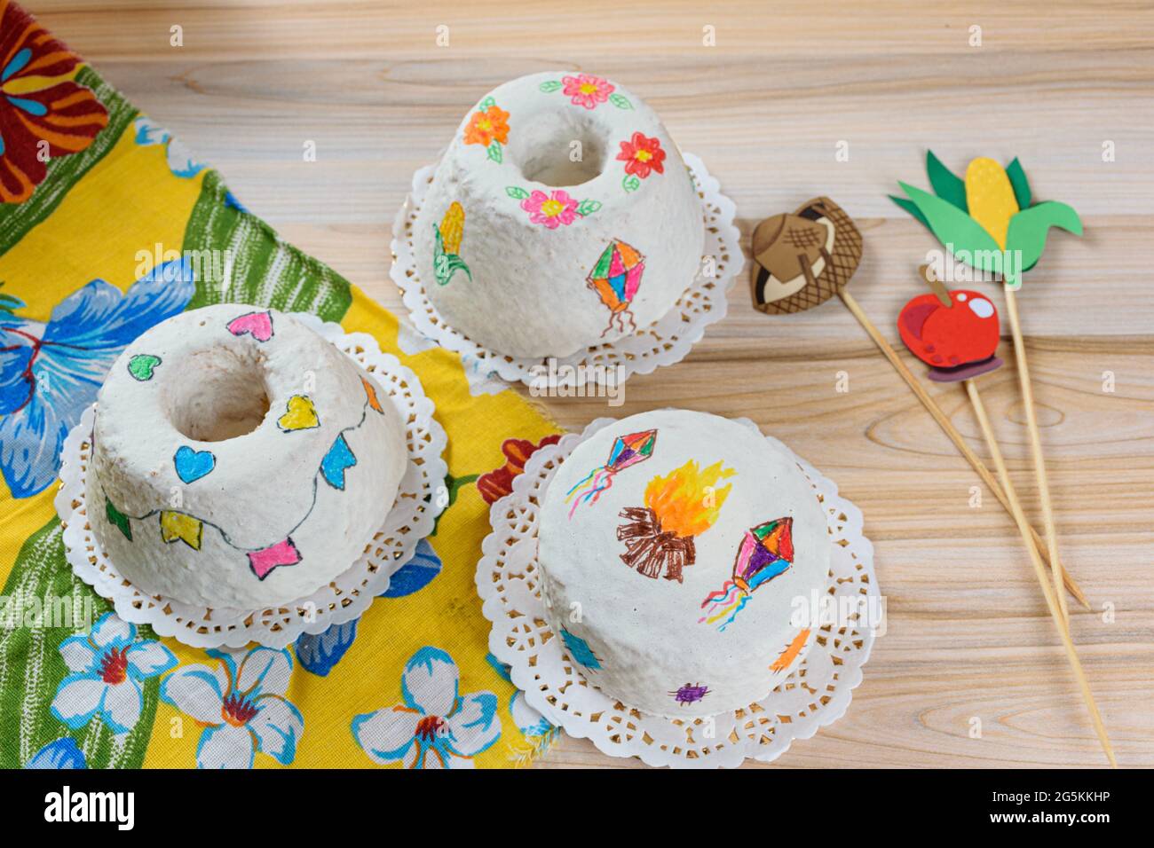 Torta al limone ricoperta di glassa reale, dipinta con vernice commestibile. Decorato in stile brasiliano di giugno festa. Foto Stock