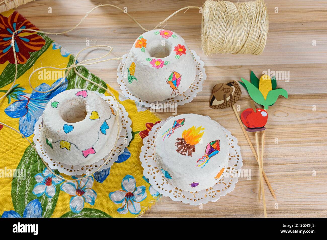 Torta al limone con glassa reale. Accanto allo spago sisal. Decorato in stile brasiliano di giugno festa. Foto Stock