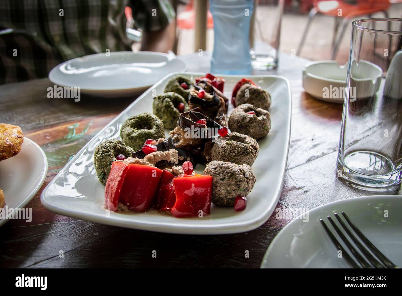 Piatto tradizionale georgiano - Pkhali - Pâté di verdure con pasta di noce - servito al caffè all'aperto a Tbilisi - fuoco selettivo. Foto Stock