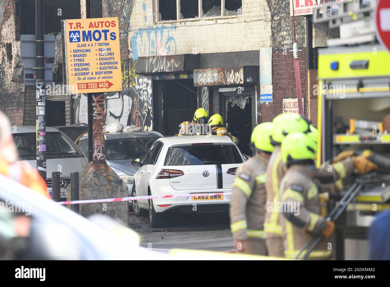 Servizi di emergenza sul luogo di un incendio il garage T R Autos si trova in un arco ferroviario vicino alla stazione ferroviaria di Elephant e Castle a Londra. Data di emissione: Lunedì 28 giugno 2021. Foto Stock