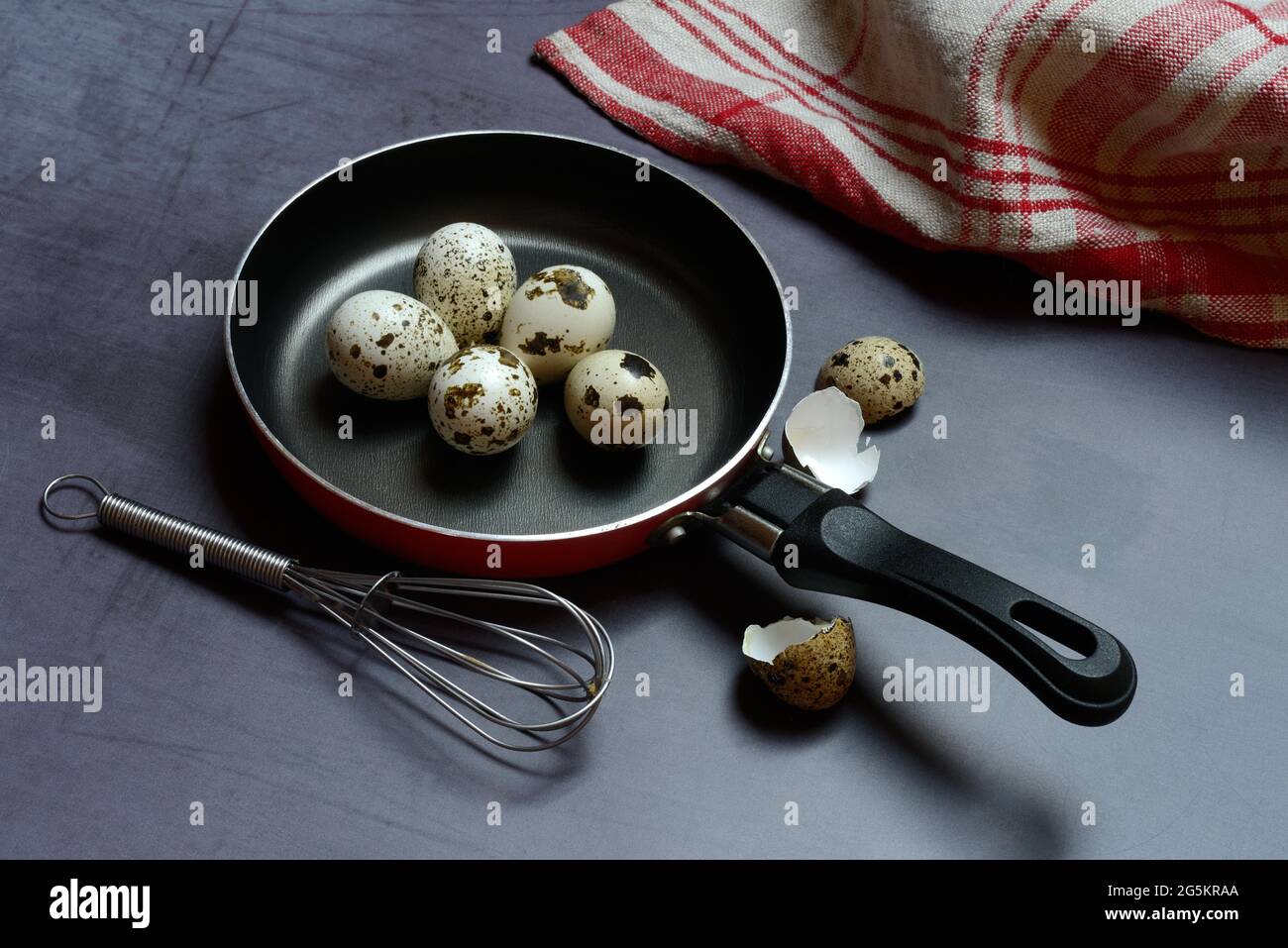 Frustate le uova in padella e frustate Foto Stock