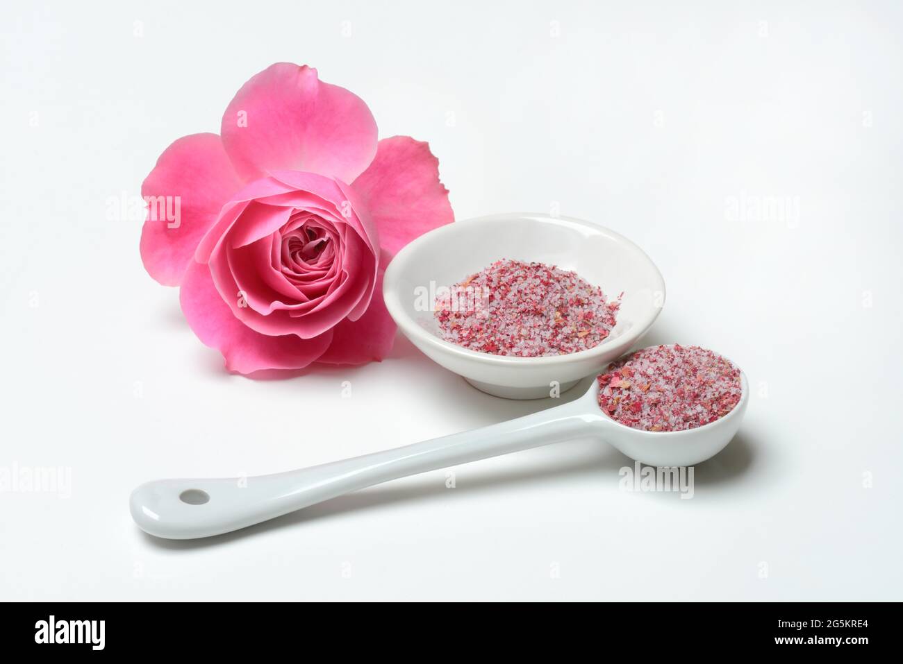 Sale di rosa in recipiente e cucchiaio di ceramica, sale di petali di rosa, Germania, Europa Foto Stock