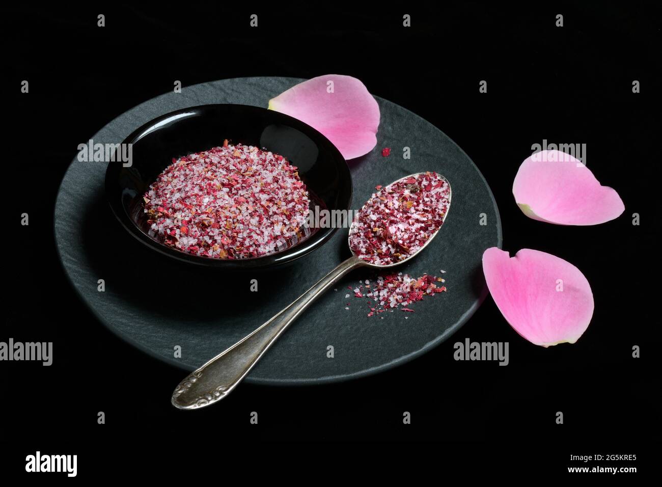 Sale di rosa in ciotola e cucchiaio, sale di petali di rosa, Germania, Europa Foto Stock