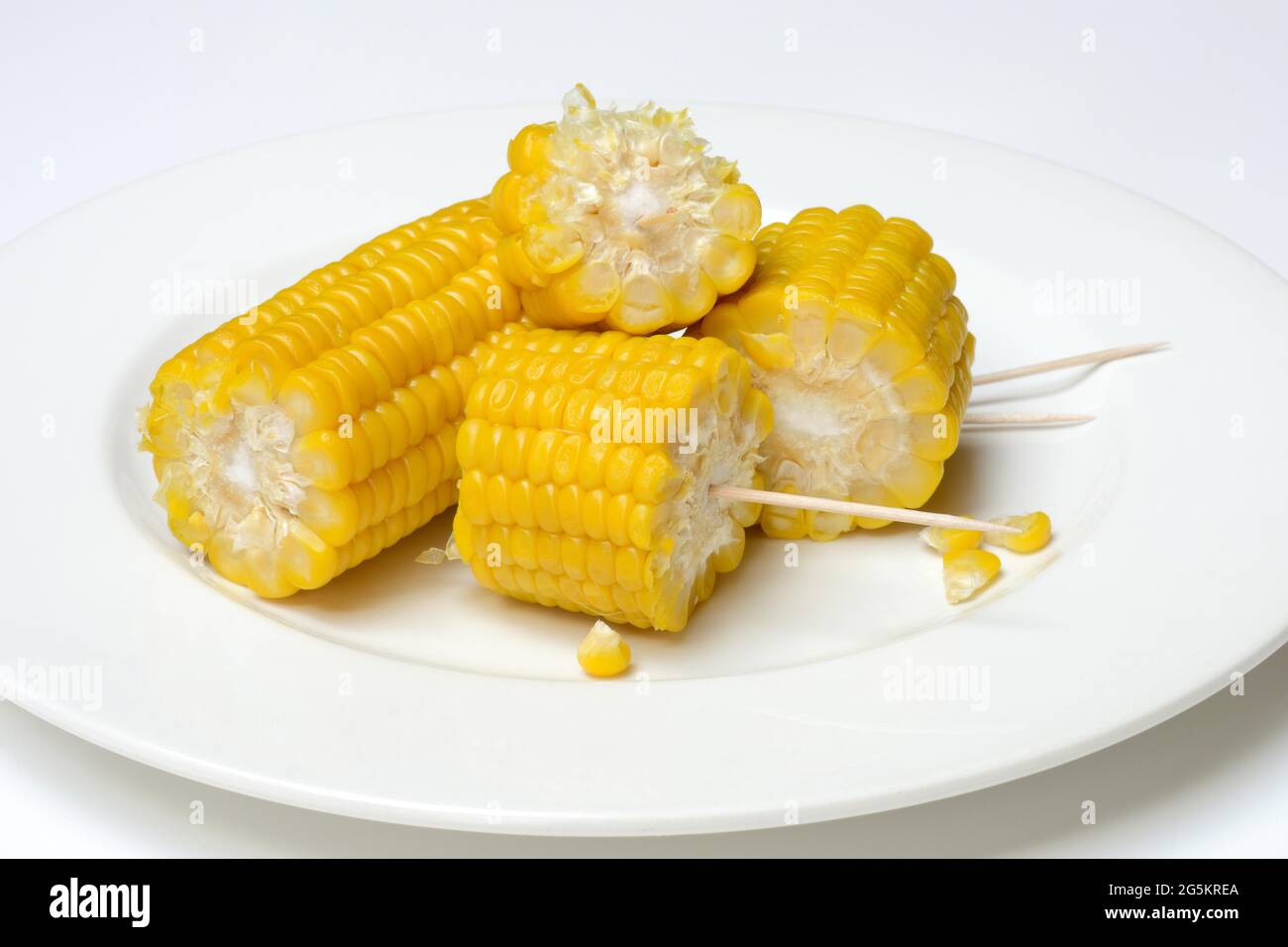 Pannocchie di mais cotte, tagliate su, su piastra, Germania, Europa Foto Stock