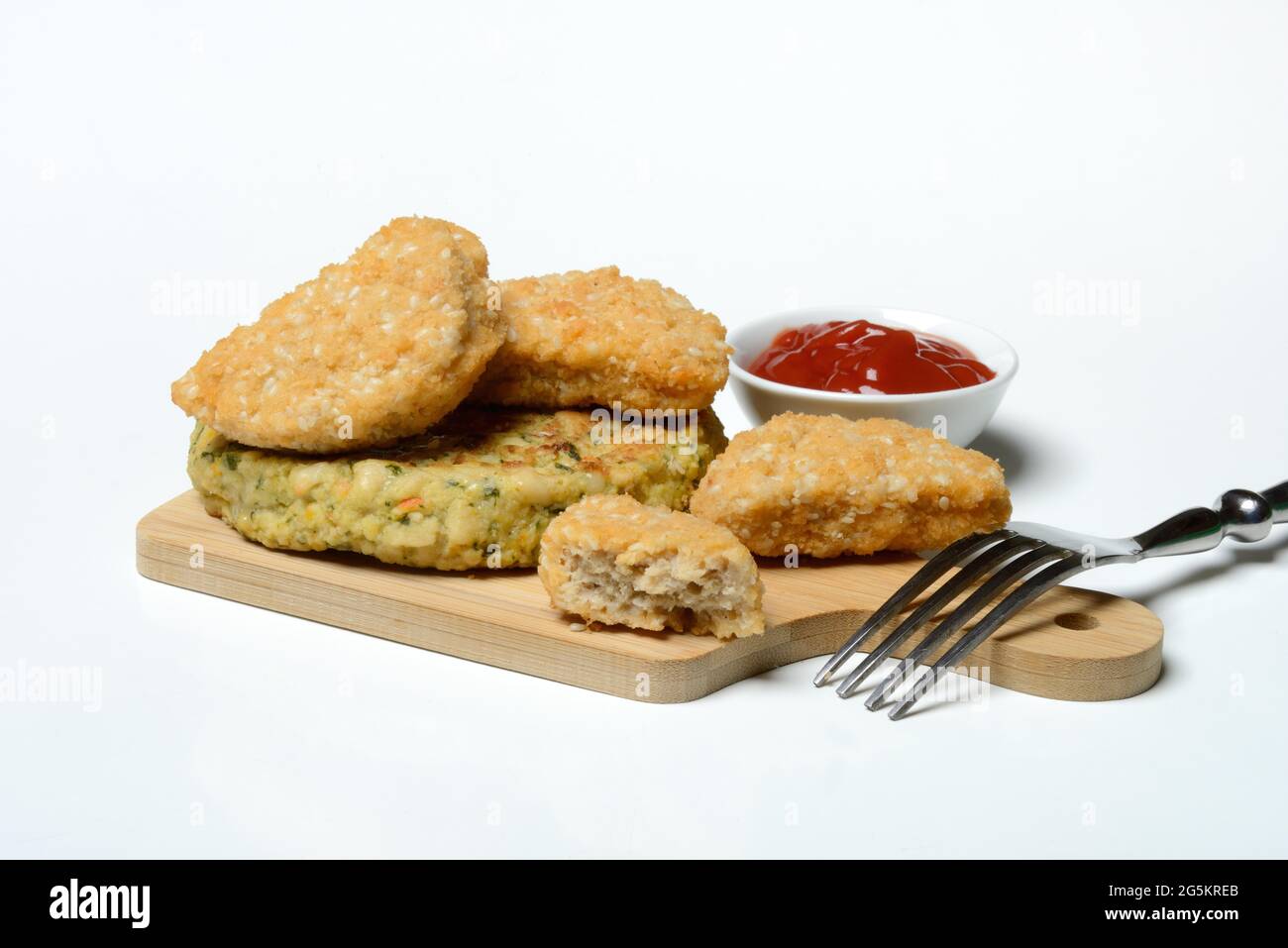 Sostituto di carne su tavola di legno e vassoio con ketchup, imitazione di carne, Germania, Europa Foto Stock