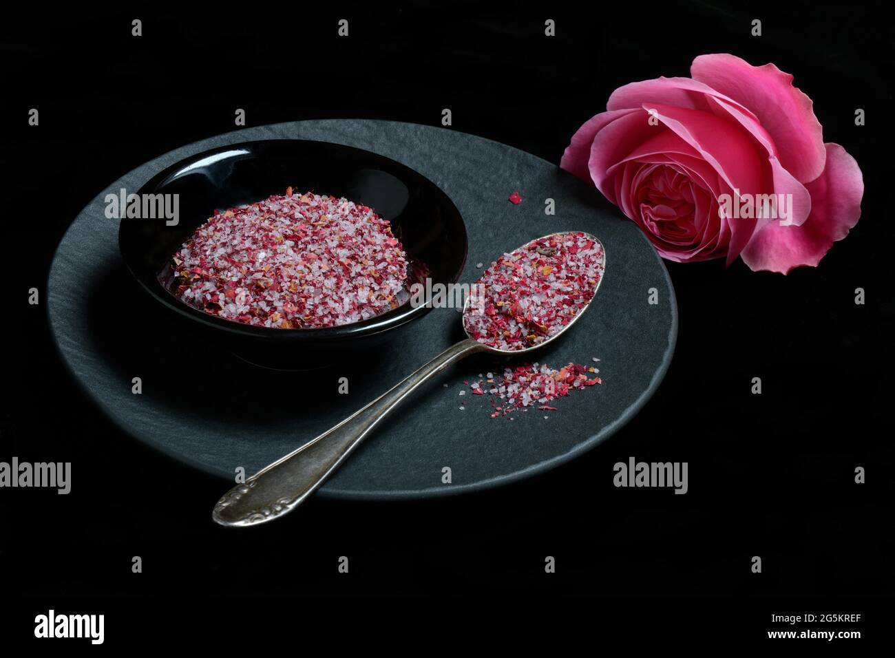 Sale di rosa in ciotola e cucchiaio, sale di petali di rosa, Germania, Europa Foto Stock