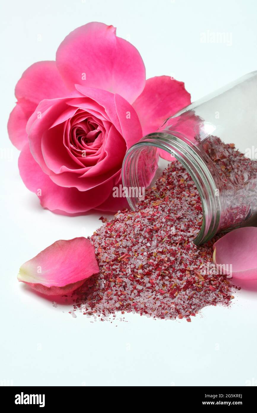 Sale di rosa in vetro, sale di petali di rosa, Germania, Europa Foto Stock