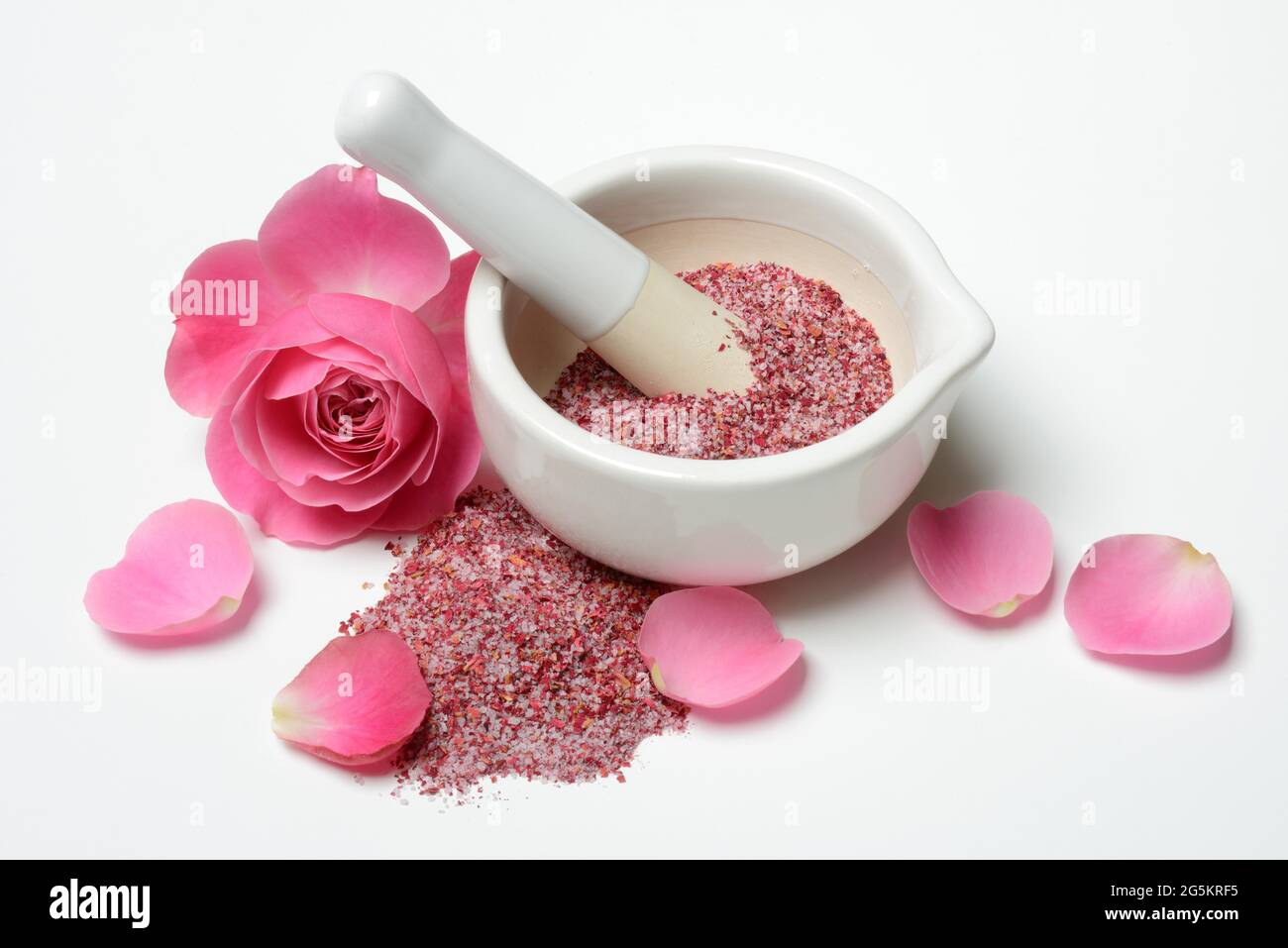 Sale di rosa in ciotola grattugiante, sale di petali di rosa, Germania, Europa Foto Stock