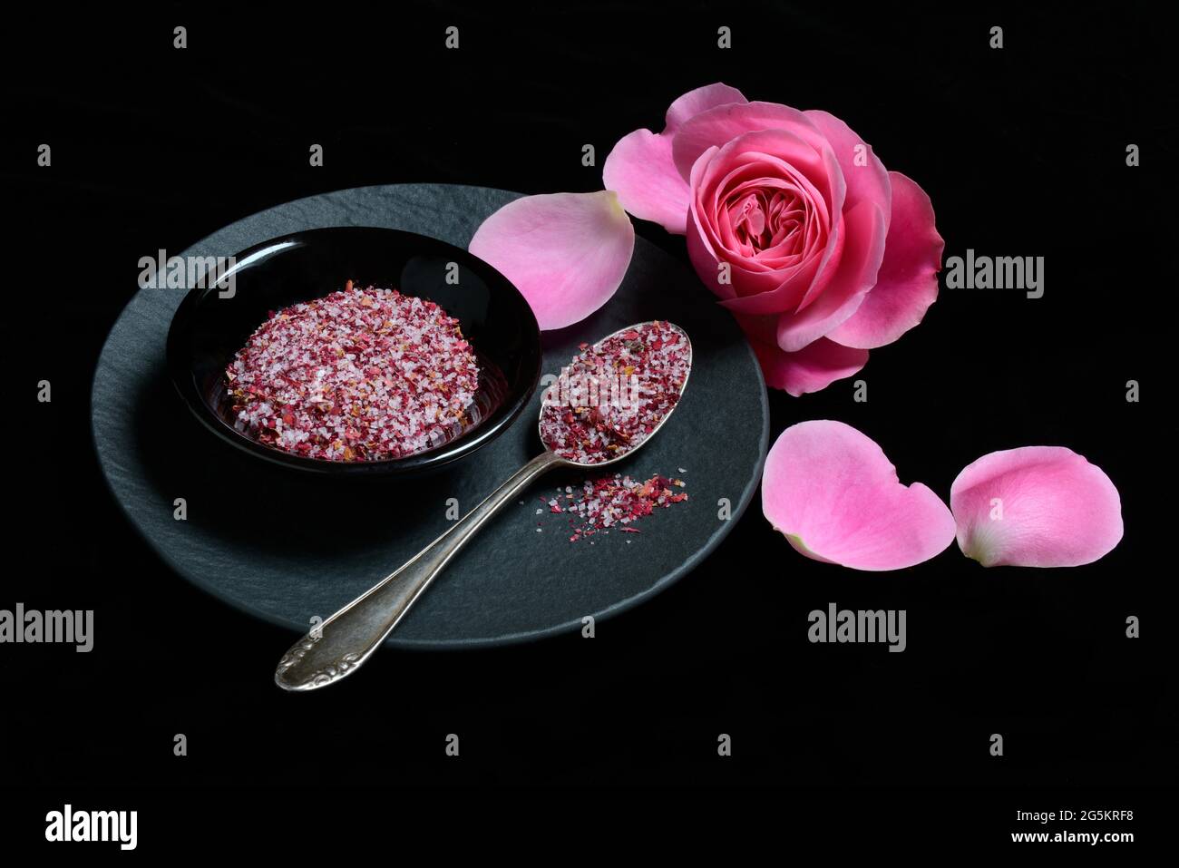 Sale di rosa in ciotola e cucchiaio, sale di petali di rosa, Germania, Europa Foto Stock