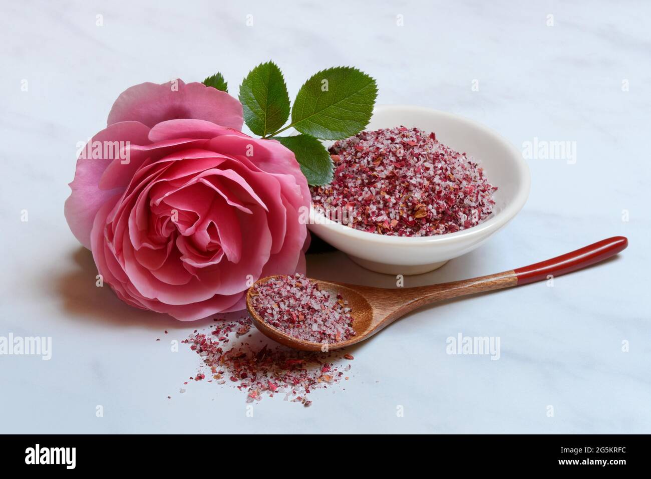 Sale di rosa in ciotola e cucchiaio, sale di petali di rosa, Germania, Europa Foto Stock