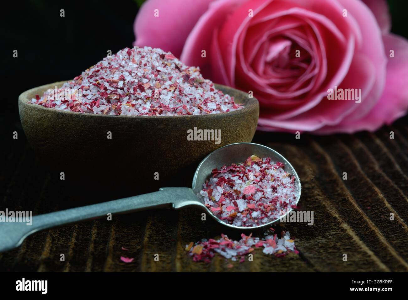 Sale di rosa in ciotola e cucchiaio, sale di petali di rosa, Germania, Europa Foto Stock