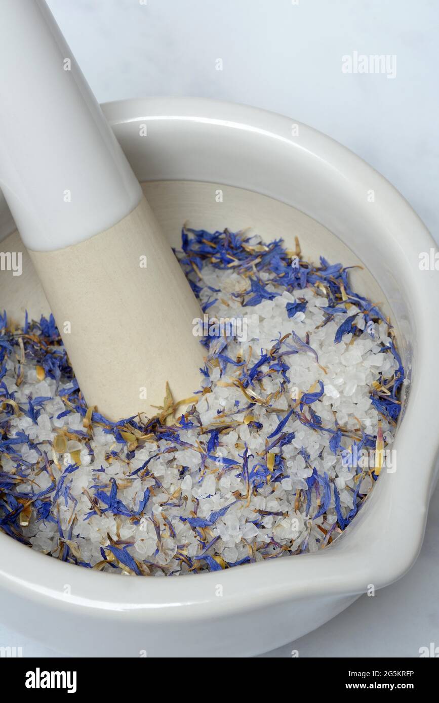 Sale di fiori di mais in mortaio, sale da tavola, Germania, Europa Foto Stock