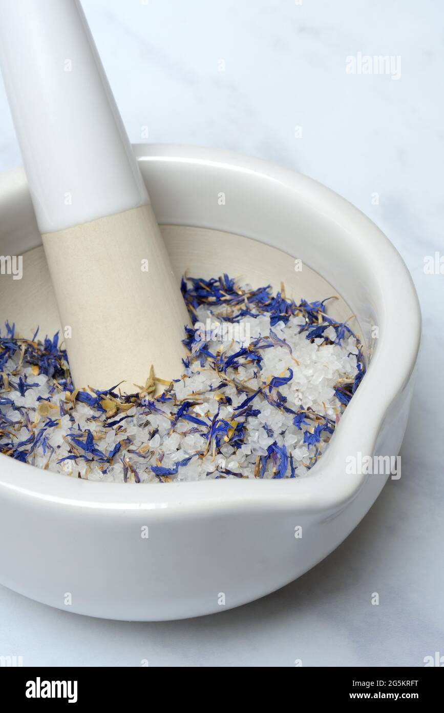 Sale di fiori di mais in mortaio, sale da tavola, Germania, Europa Foto Stock